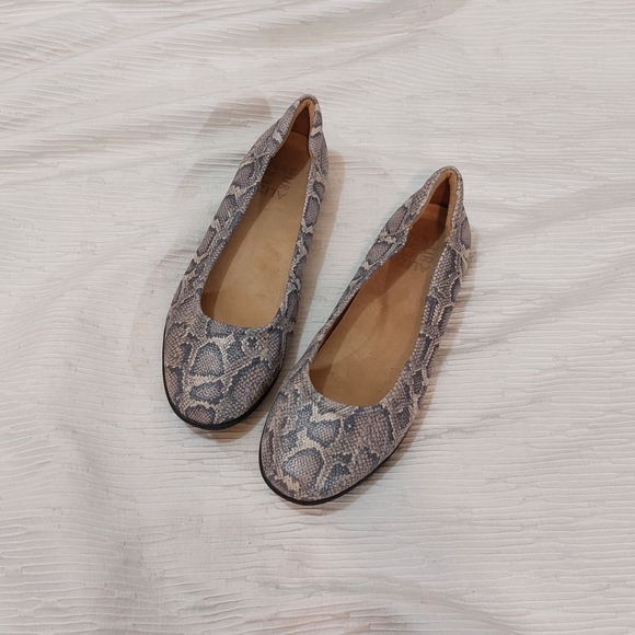 Snakeskin Patterned Women's Flats - Picture 3 of 9